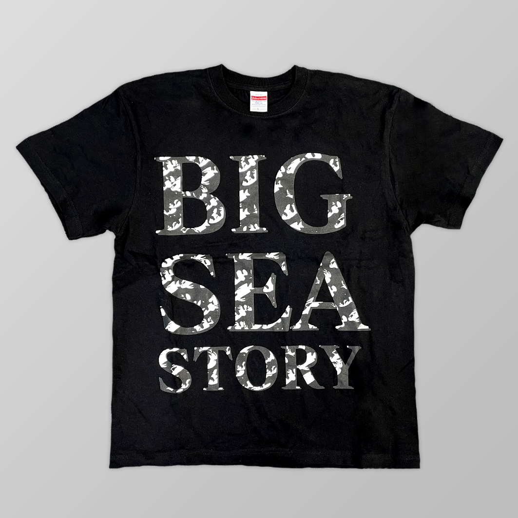 BIG SEA STORY 魚群カモフラージュ Tシャツ black